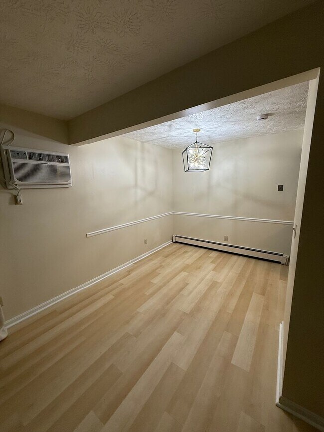 Building Photo - Excellent Location! Canfield, 2 Bedroom Re...