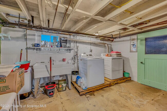 Building Photo - 123 William St