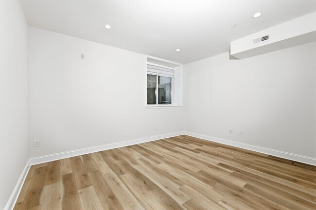 Building Photo - 2926 W Oxford St