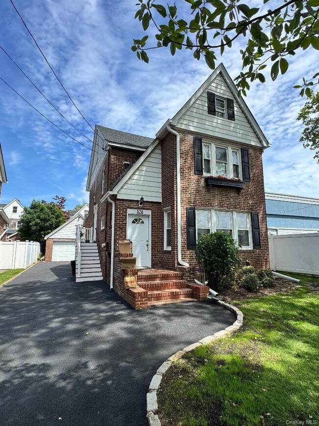 Building Photo - 576 Liberty Ave