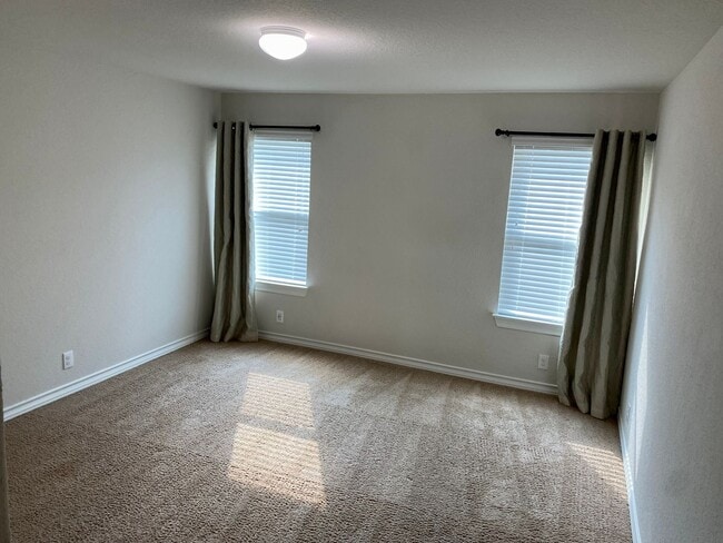 Building Photo - Fantastic Amenities ~ 4/2 Single Story w/ Refrigerator/Washer/Dryer Included ~
