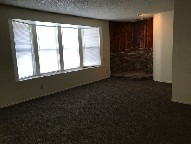 Building Photo - 4 Bedroom in South Reno