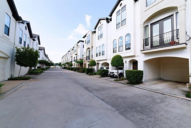 Building Photo - 3123 Fairdale Oaks E