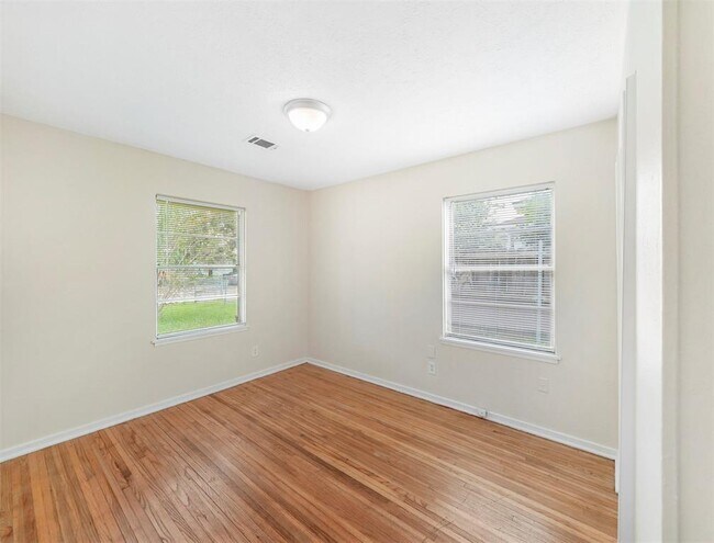 Building Photo - 1306 Briarwood Dr