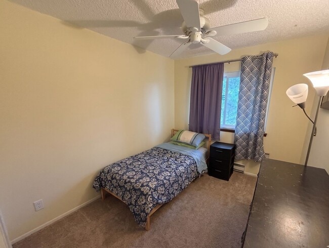 Building Photo - Spacious 3BR Townhome | 50 Yards to Coal Creek Trail!!