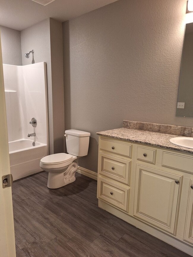 Building Photo - 3 bedroom Duplex with move in special