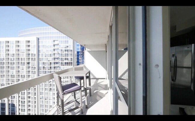 Building Photo - 40 E Delaware Pl
