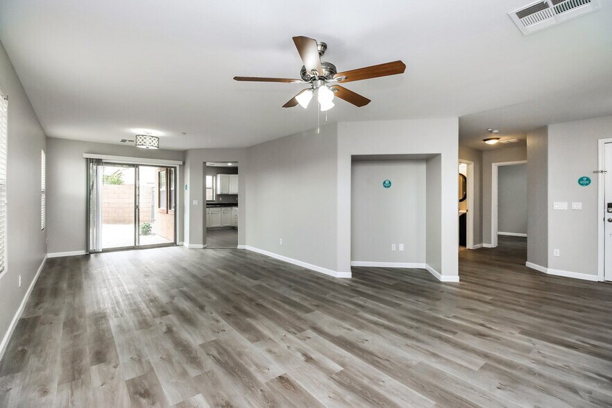 Building Photo - 2707 E Bart St