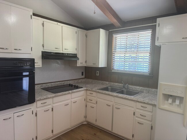 Building Photo - 3004 Lytle Dr