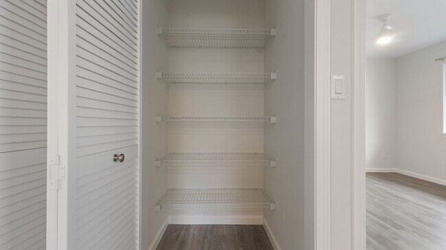 Building Photo - Move-In Ready 2BR/1BA in Waimalu, Aiea – Minutes from Pearl Harbor & Pearlridge