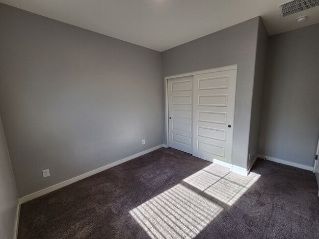 Building Photo - 3 Bedroom Townhome in the Fincher Fields C...