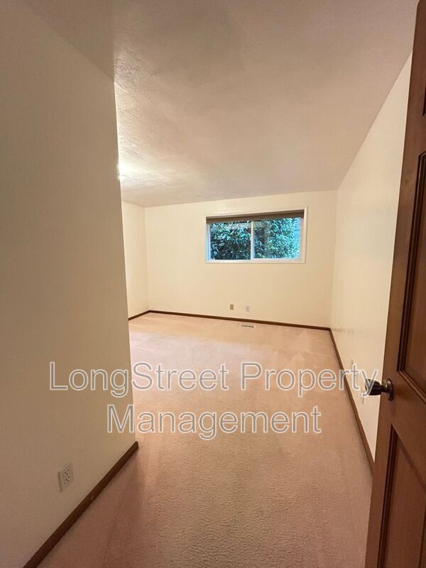 Building Photo - 3325 NW Circle Blvd