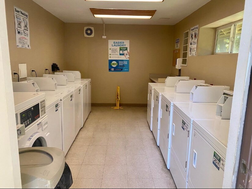 Building Photo - 2881 Huntington Blvd