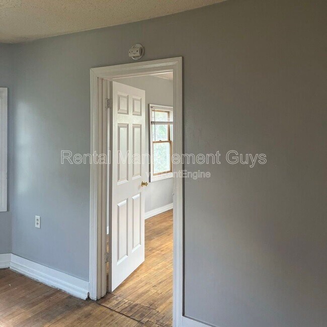 Building Photo - 2110 Fremont Ave N