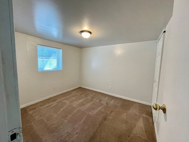 Building Photo - RENOVATED BALLARD 3 BED, 2 BATH DUPLEX UNI...