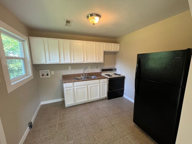 Building Photo - Three Bedroom Home Within Walking Distance to Alabama A&M