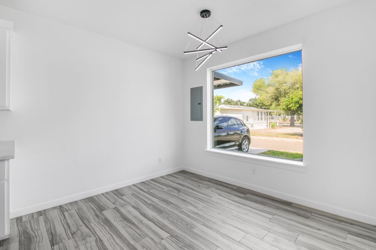 Building Photo - 706 W Seminole Ave