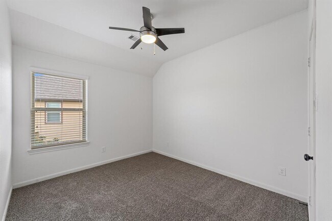 Building Photo - 16746 Highland Country Dr