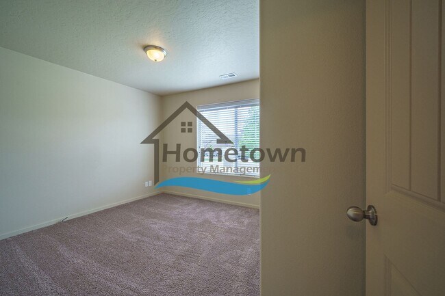 Building Photo - 3 Bedroom 2 Bathroom Home with Attached 2 ...