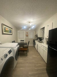 Building Photo - 107b Sador St