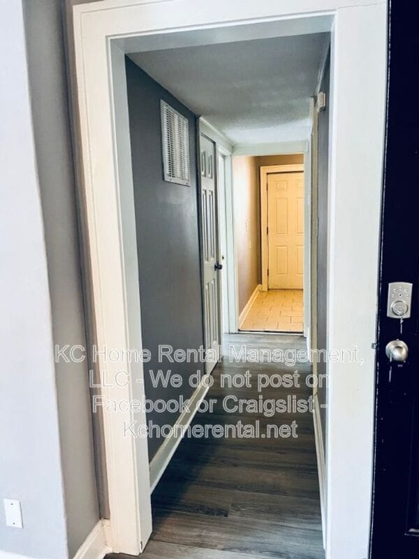 Building Photo - 1114 W 41st Terrace