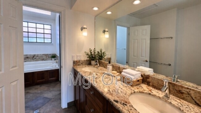 Building Photo - 819 W 15th St