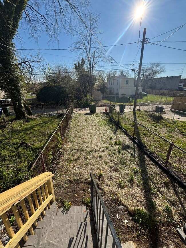 Building Photo - 2 bedroom PLUS den with Fireplace
