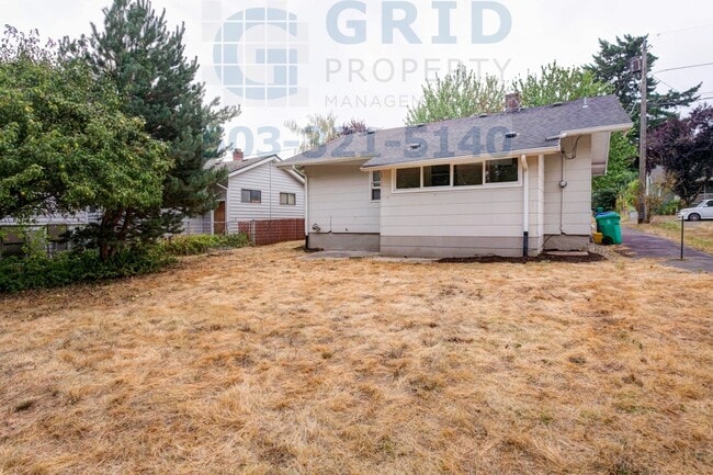 Building Photo - Charming 2 Bedroom Bungalow Available in Northeast Portland!