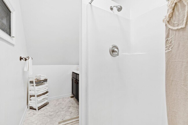 Building Photo - Tranquil loft retreat with open floorplan!...