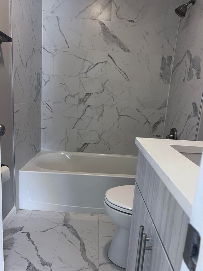 Building Photo - ~~3/1.5 Single Family Home~~   *PRICE REDUCTION*