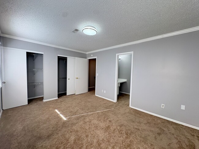 Building Photo - 3 Bedroom, 2.5 Bathroom Condo in High Point!