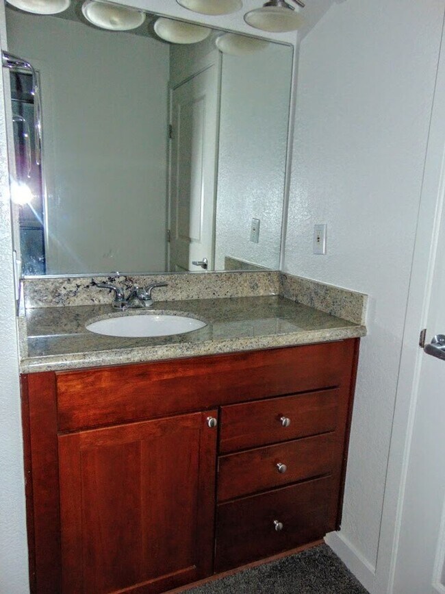 Building Photo - 2 Bedroom/1 Bath Luxury Beacon Hill Condo,...