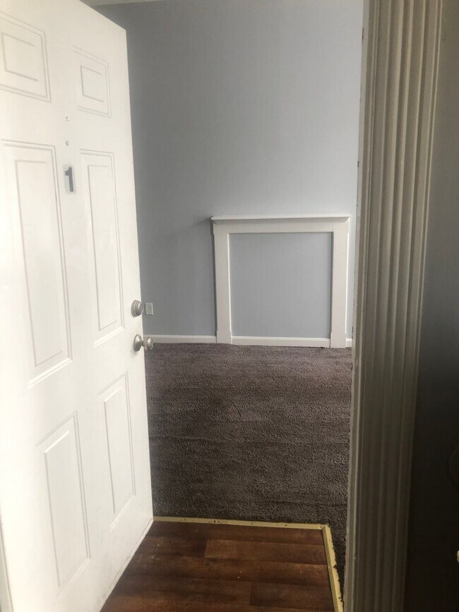 Building Photo - 211 W Hill St