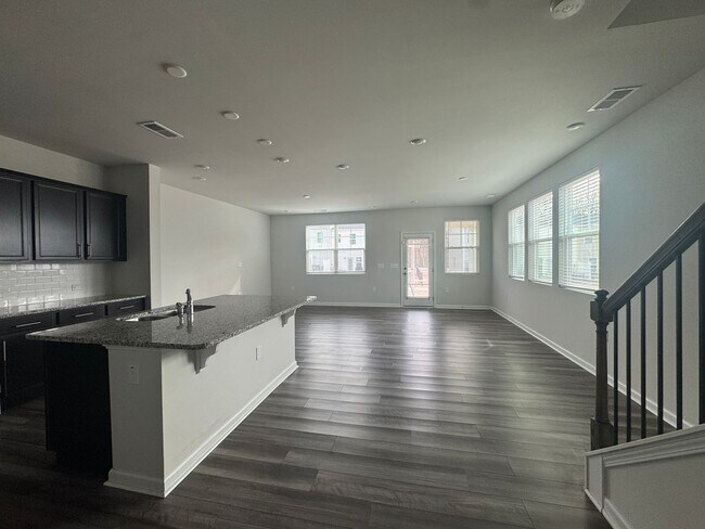 Building Photo - Beautiful & Spacious Home for Rent