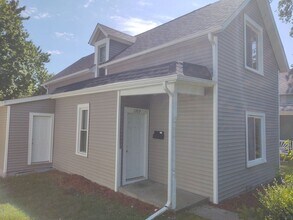 Building Photo - 3 Bedroom 1 Bathroom House W/ Bonus room &...