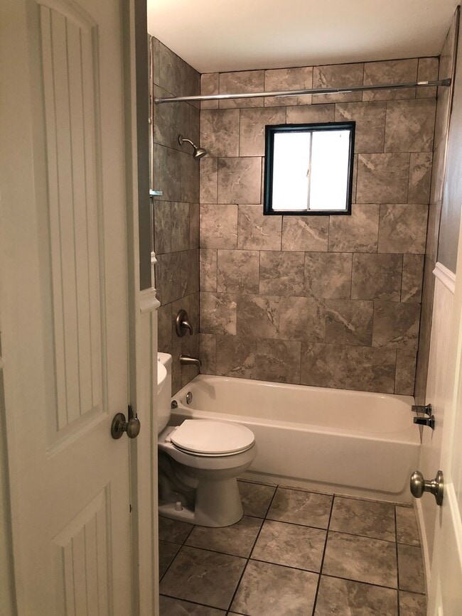 Building Photo - 3 Bedroom 1 Bath Beautifully Updated Home in Florissant, MO.