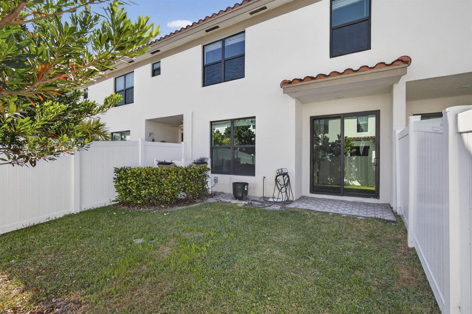 Building Photo - 4408 Hemlock Dr