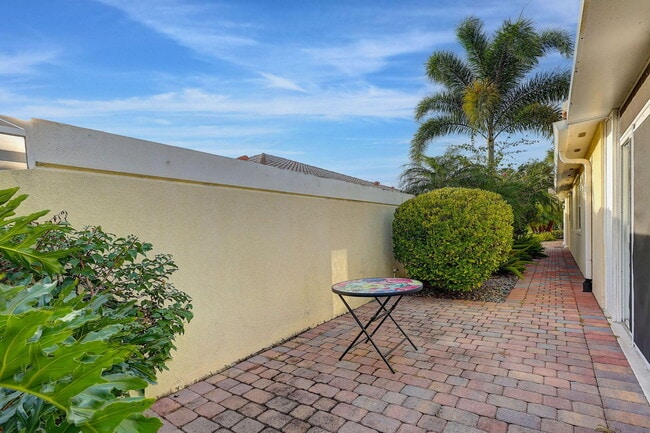 Building Photo - 11361 SW Pembroke Dr