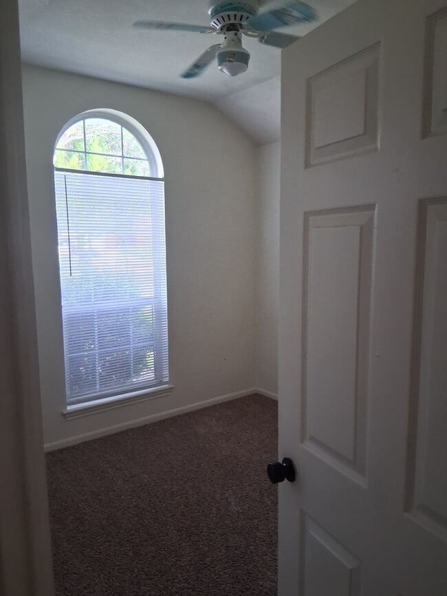 Building Photo - 3806 Lone Oak Dr