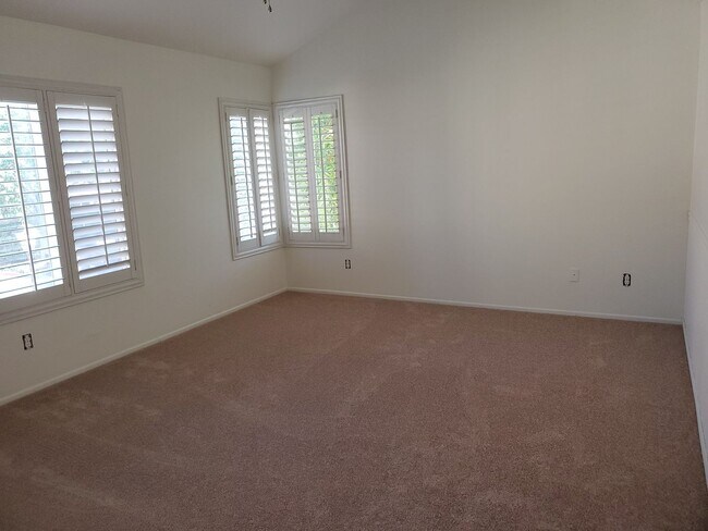 Building Photo - Beautiful End-Unit Townhome in the Desirab...