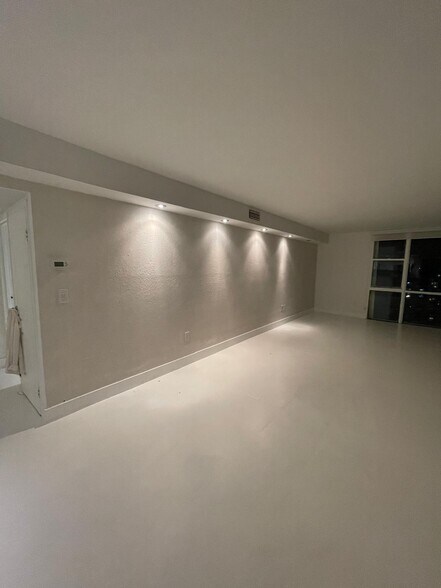 Building Photo - 3625 N Country Club Dr