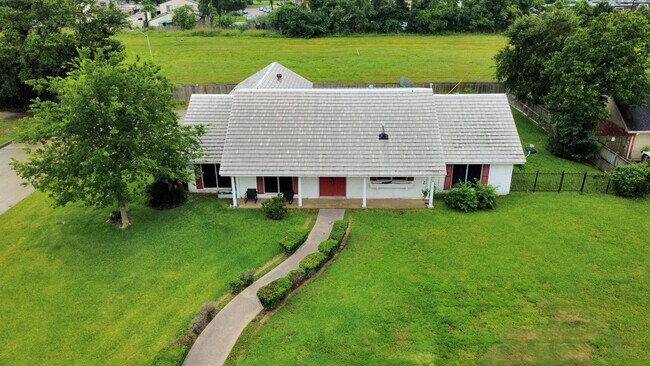Building Photo - 5001 Glenhaven Dr
