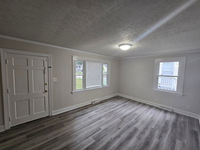Building Photo - 3 bedroom house