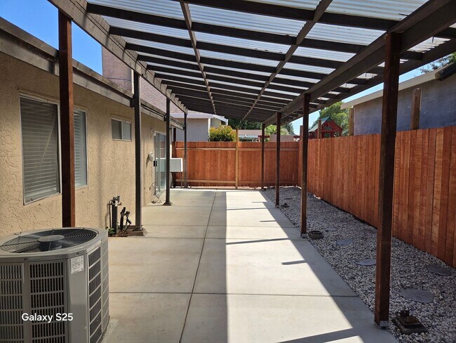 Building Photo - Three Bedroom Two Bathroom Home in Antelope