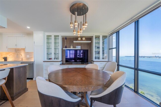 Building Photo - 770 S Palm Ave