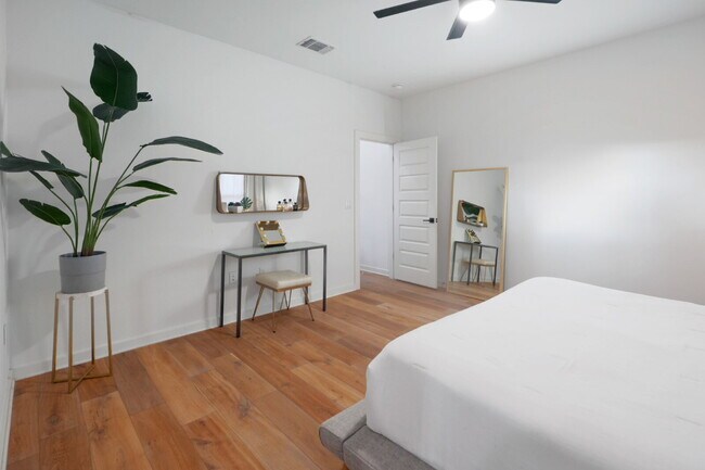 Building Photo - Spacious 3-Bedroom Townhouse Retreat