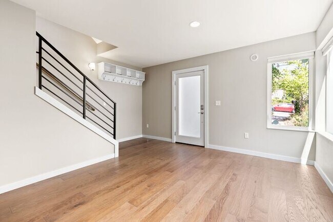Building Photo - Trendy West Seattle Townhome w/Air Conditioning and Rooftop Deck