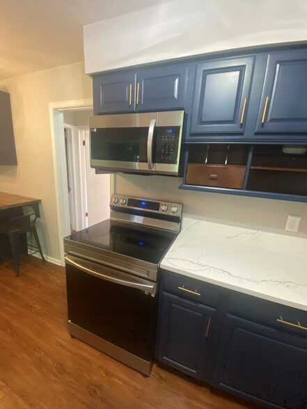 Building Photo - 6970 Carriage Hill Dr