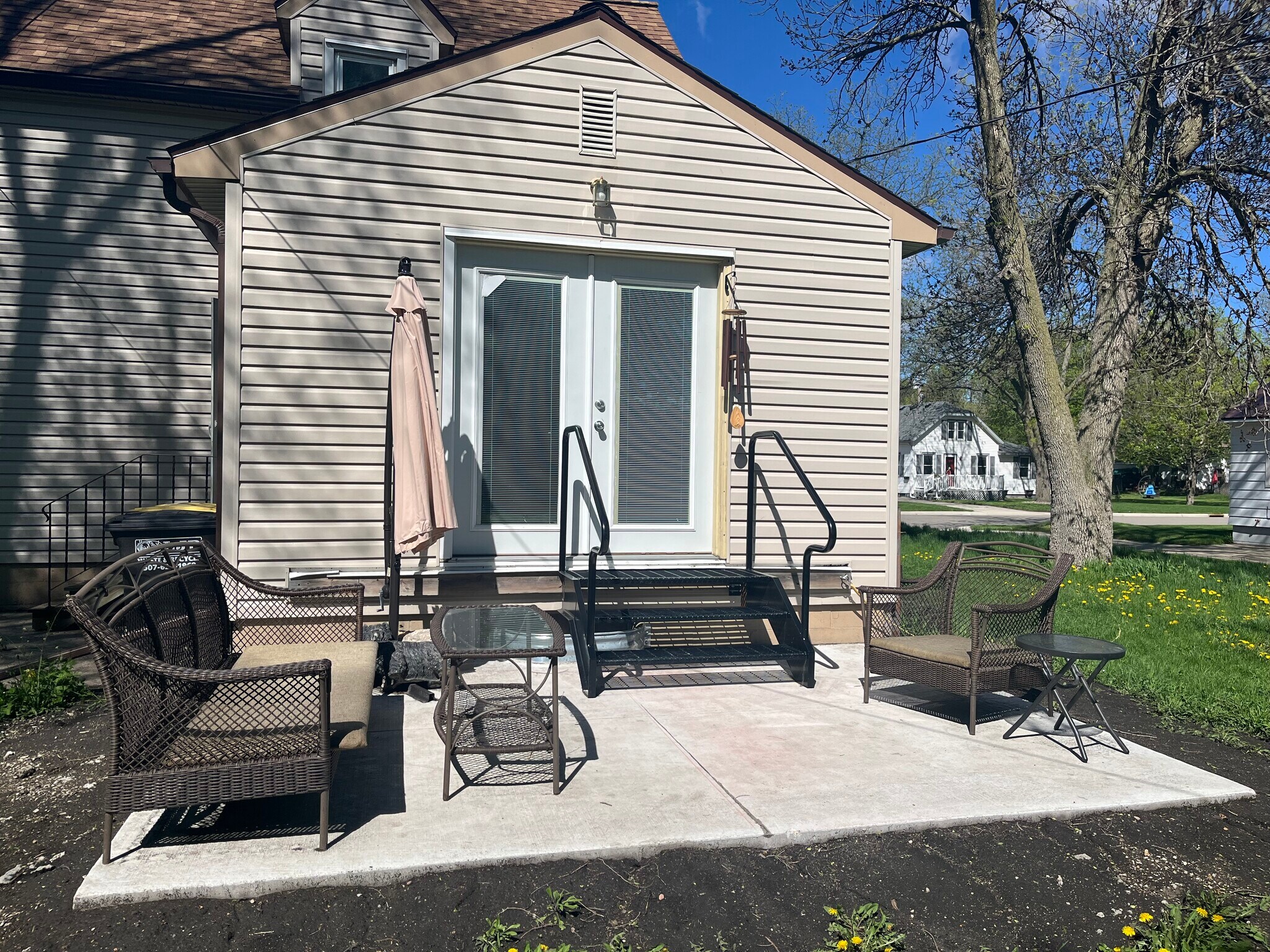 Building Photo - 632 S Anna Ave