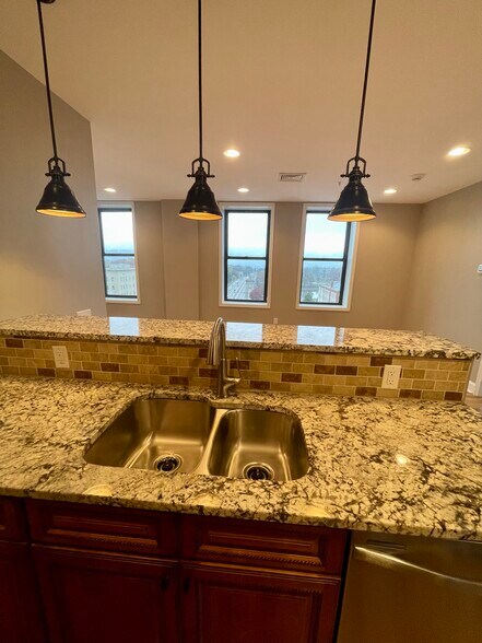 Building Photo - 11 W Market St